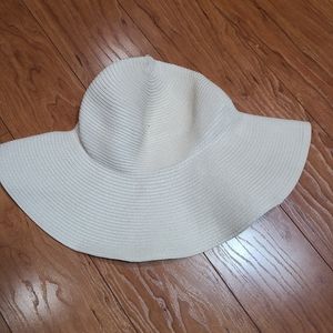 Joe Fresh bucket white   straw hat